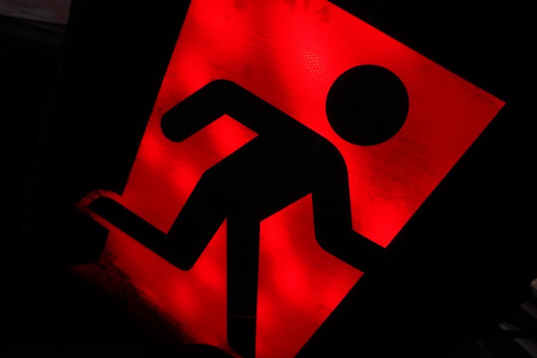 ジャンクスタイル 誘導灯 非常口 インテリアに 看板 点滅タイプ 落書き