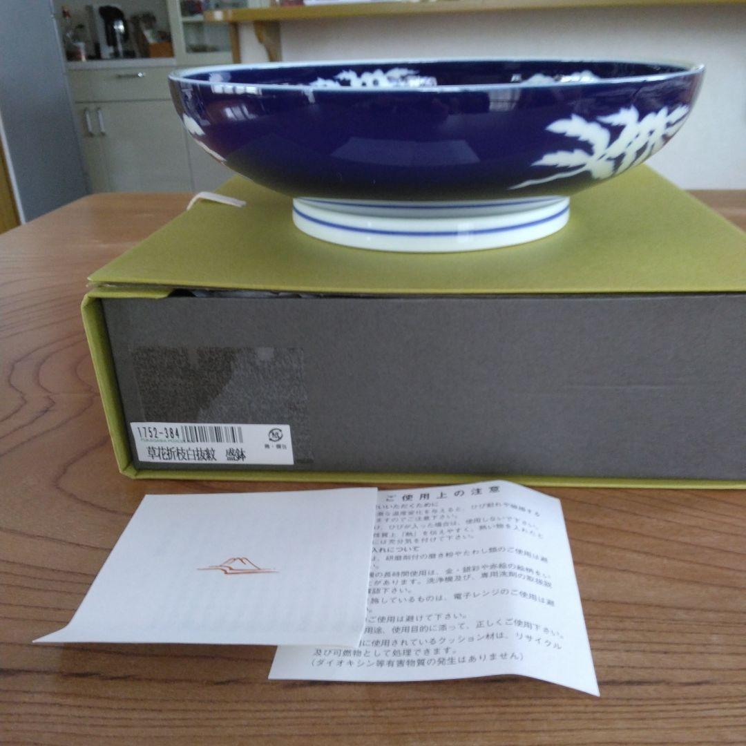 深川製磁　草花折枝白抜紋　盛鉢