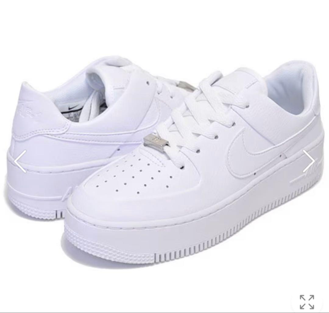 【新品タグ付き】NIKE ウィメンズ エアフォース 1 ホワイト　24.5cm