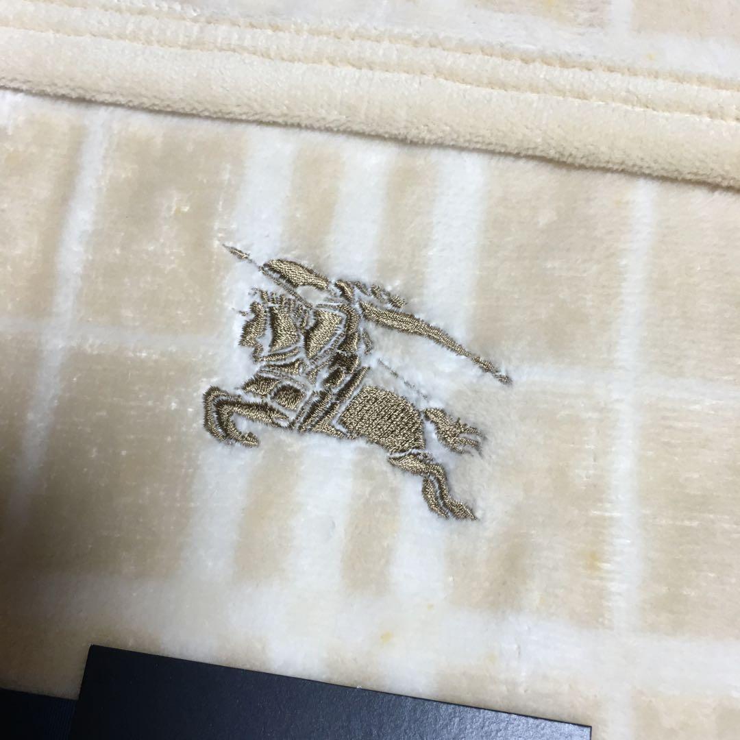 未使用　BURBERRY ベージュ 毛布 140cm x 200cmシミあり