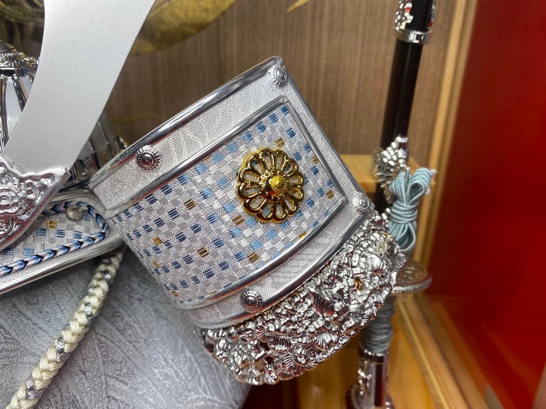 東京久月　五月人形　シルバー兜飾り　白木パノラマクリルケース入