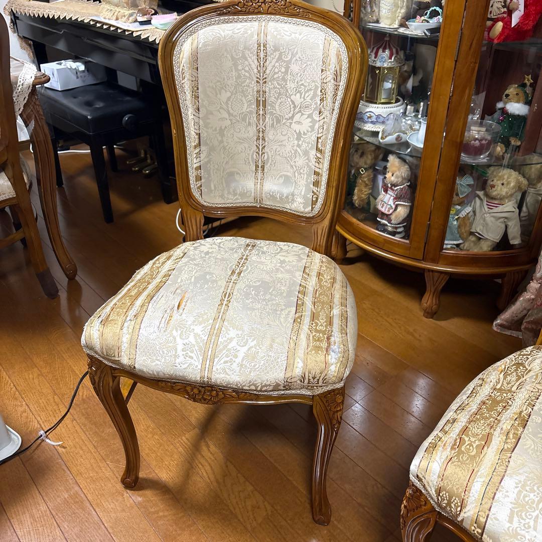 送料込　猫脚、装飾的な模様のダイニングチェア