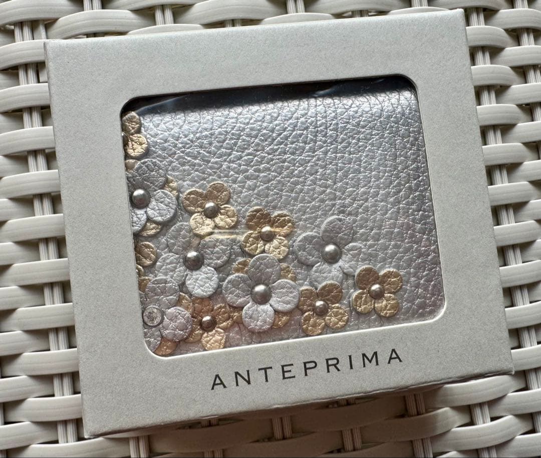 ANTEPRIMA シルバー 花モチーフ 三つ折り財布 ANA機内販売