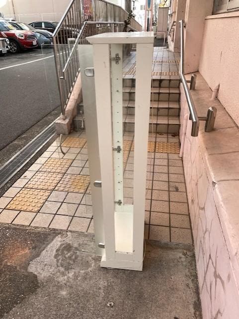 ホワイト ガラスキャビネット 縦長