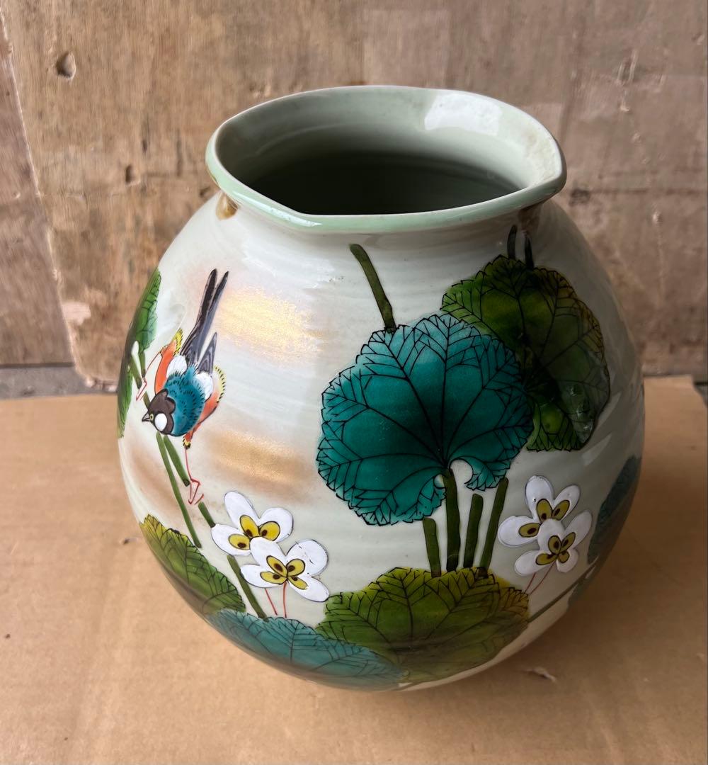 花と鳥の絵柄の陶器花瓶