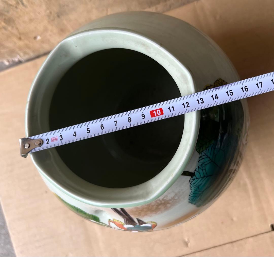 花と鳥の絵柄の陶器花瓶