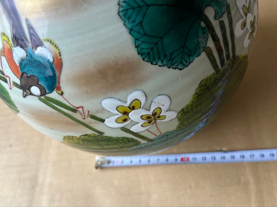 花と鳥の絵柄の陶器花瓶