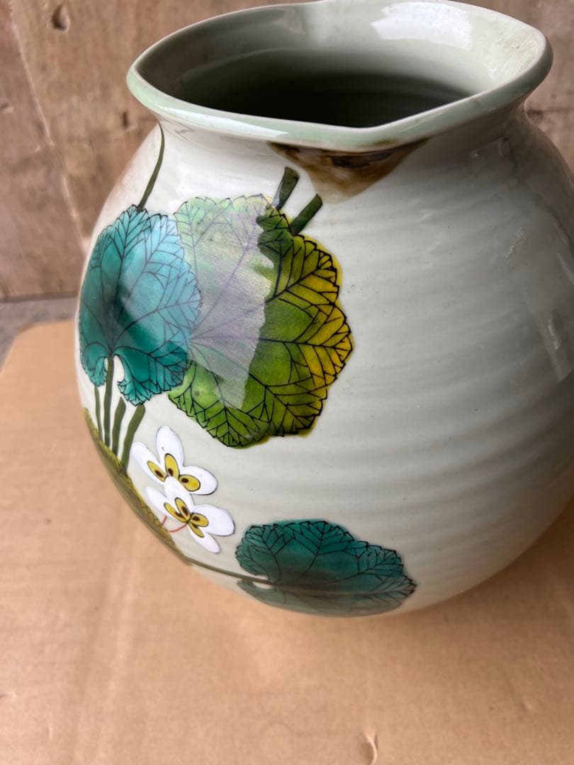 花と鳥の絵柄の陶器花瓶