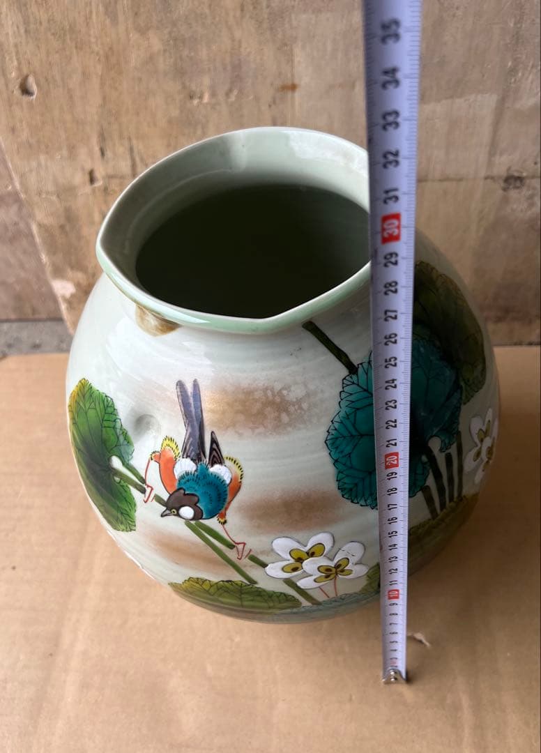 花と鳥の絵柄の陶器花瓶