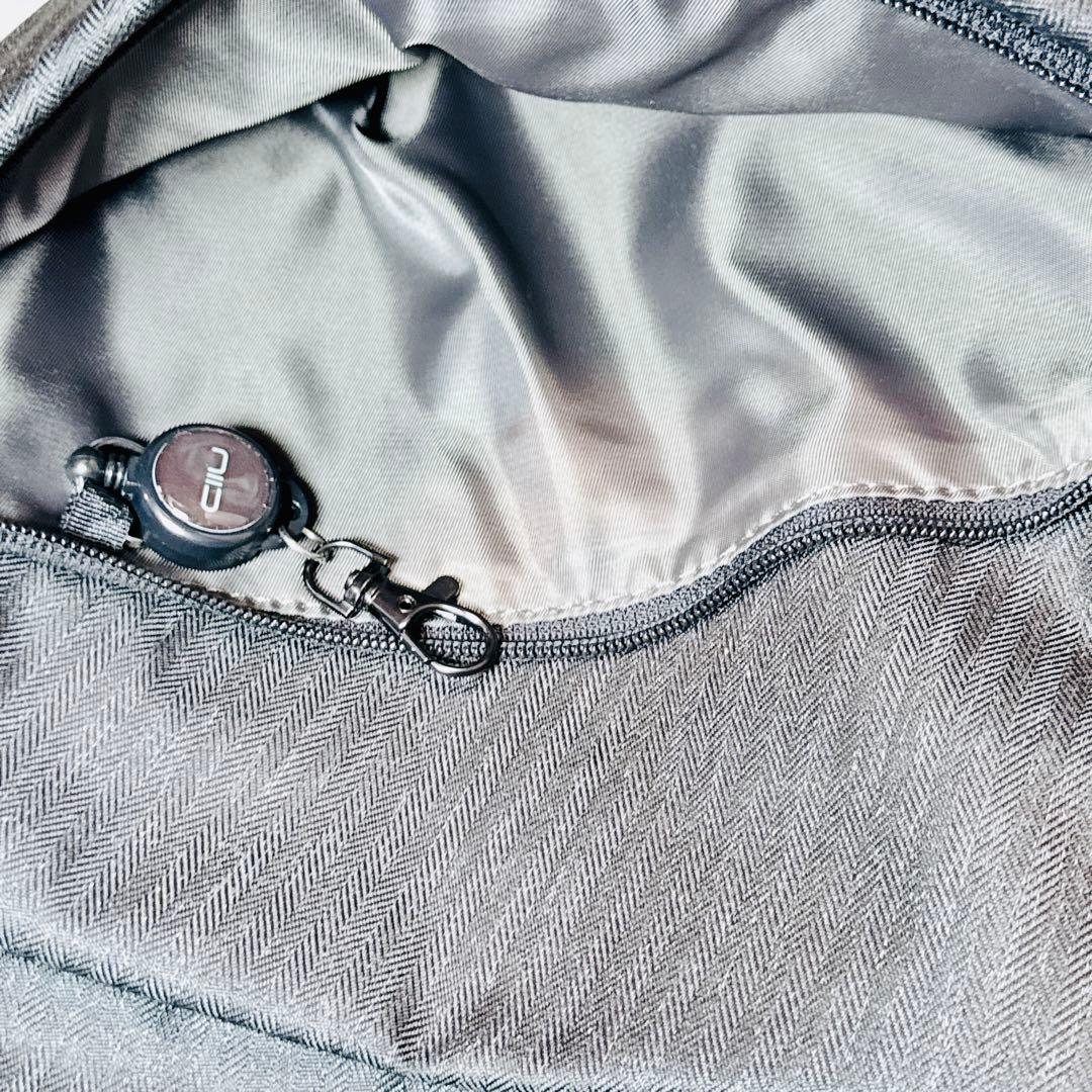 大容量 NIID URBANATURE R1 スリングバッグ ボディバッグ 金具