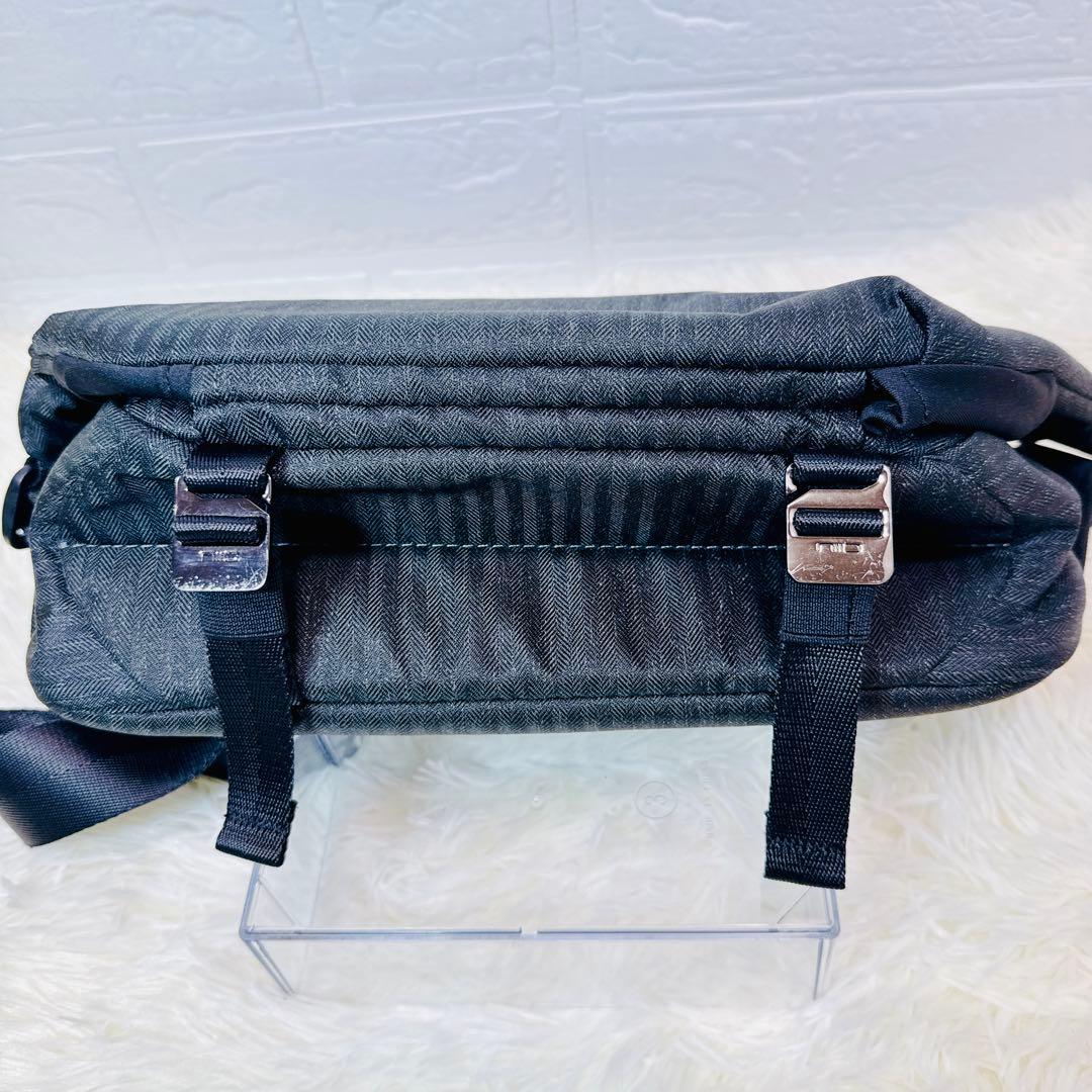 大容量 NIID URBANATURE R1 スリングバッグ ボディバッグ 金具