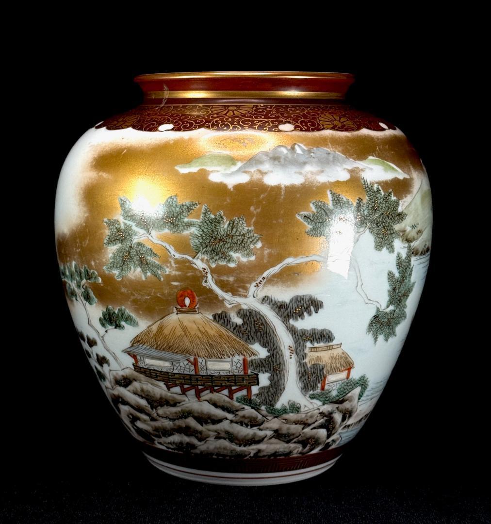 九谷焼　錦山窯　金彩色絵楼閣山水風景図壺　高さ20.5cm