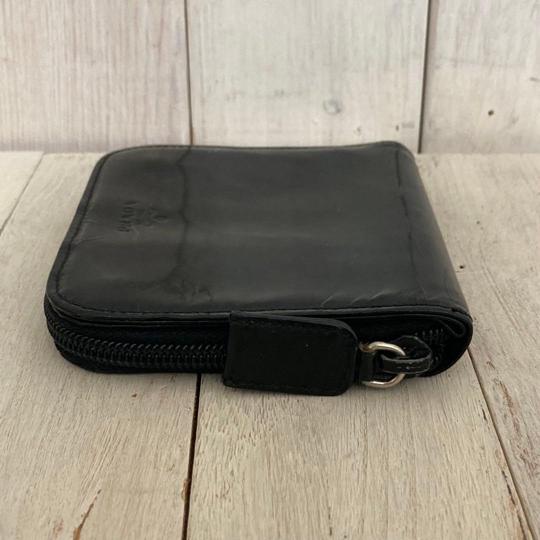 PRADA プラダ 折り財布 エナメル ラウンドジップ 型押しロゴ ブラック