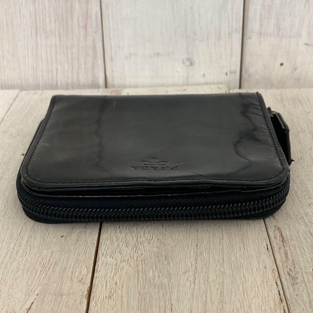 PRADA プラダ 折り財布 エナメル ラウンドジップ 型押しロゴ ブラック