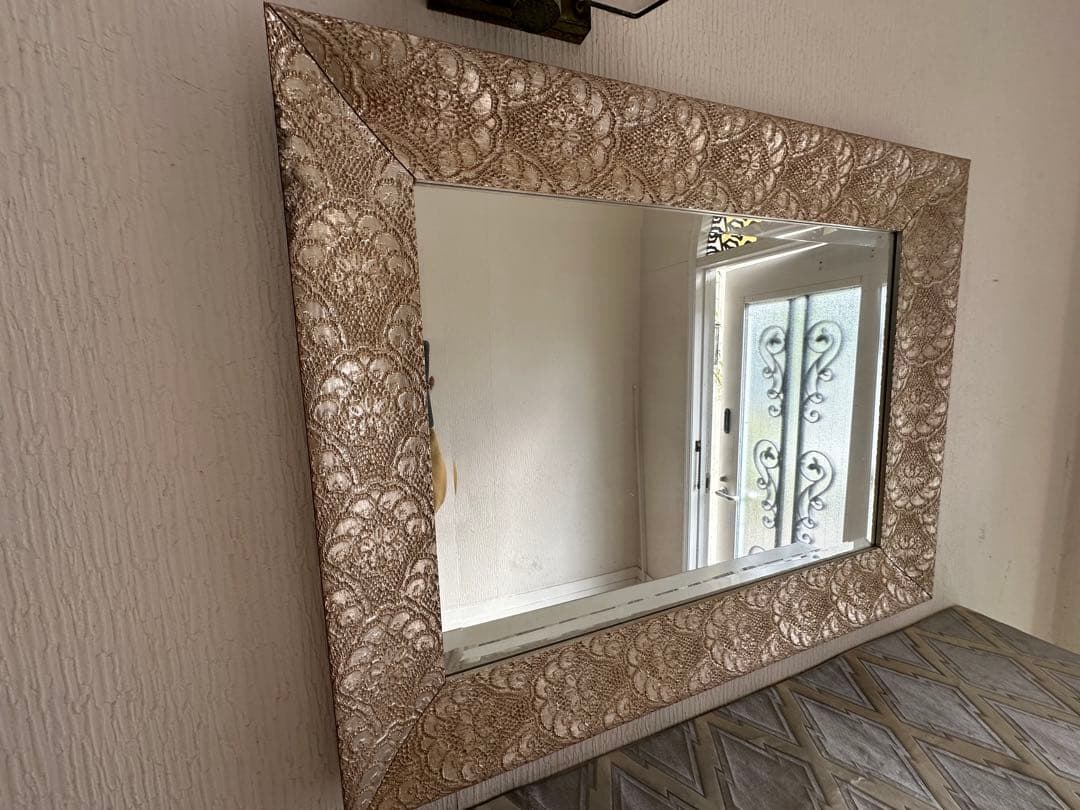 装飾的レリーフデザインの壁掛けミラー