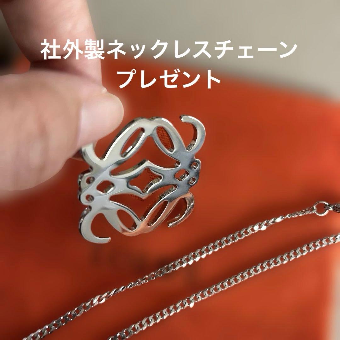 LOEWE ロゴモチーフ キーホルダーチャーム　ネックレスお探しの方にも