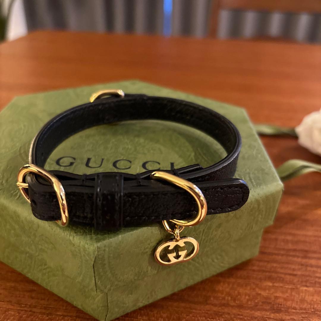 GUCCI ブラックレザー首輪 ゴールド金具付き