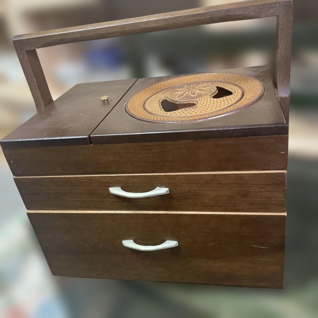 南部鉄器岩鋳　タバコ入れ灰皿付き小物入れ　木製小物入れ 彫刻デザイン 赤い布張り