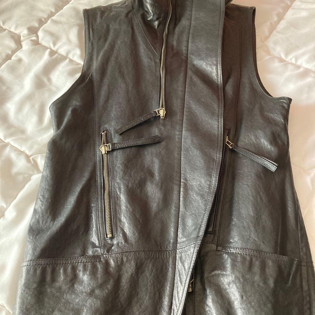イタリア製ラム革使用ファスナー使いがオシャレなロングベスト 黒