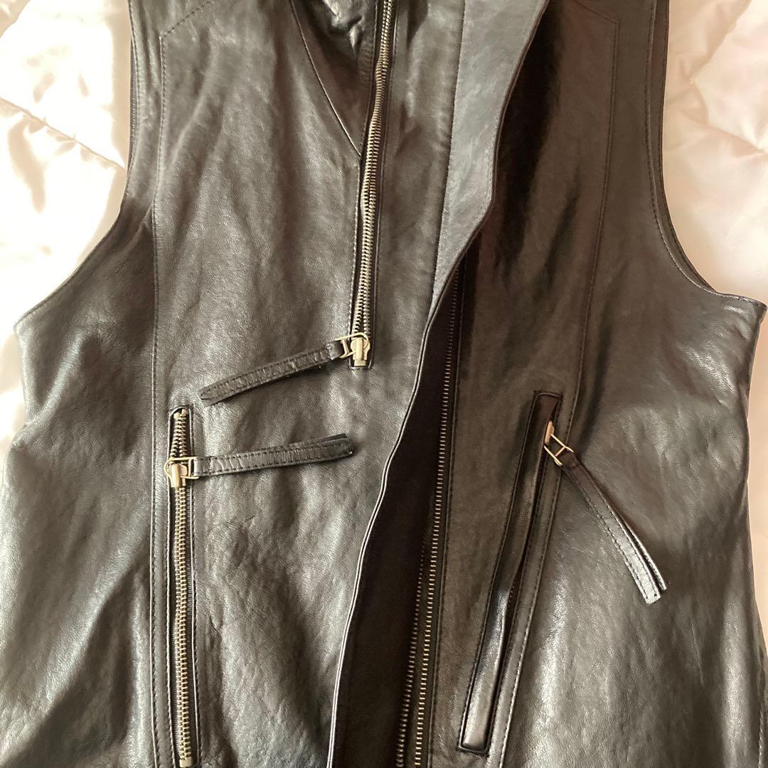 イタリア製ラム革使用ファスナー使いがオシャレなロングベスト 黒