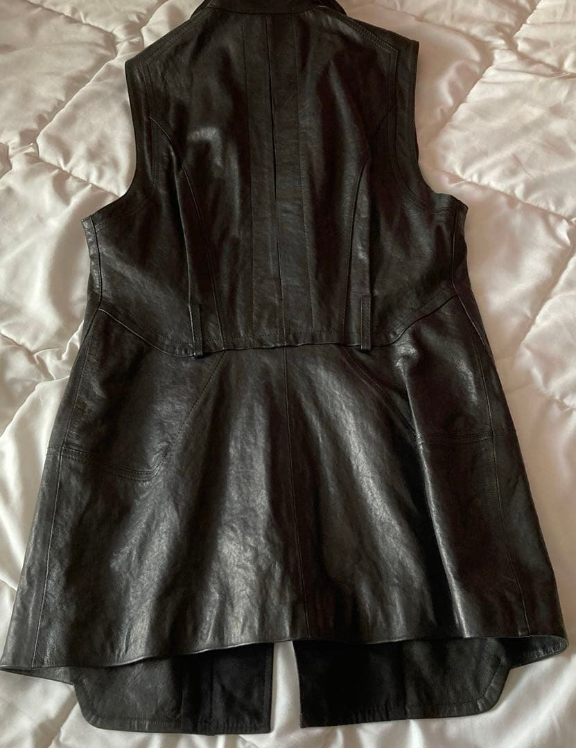 イタリア製ラム革使用ファスナー使いがオシャレなロングベスト 黒