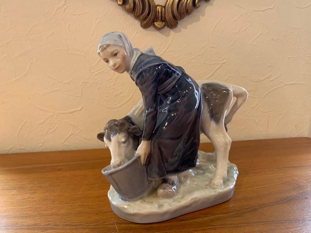 MN0549★  子牛と少女 置物