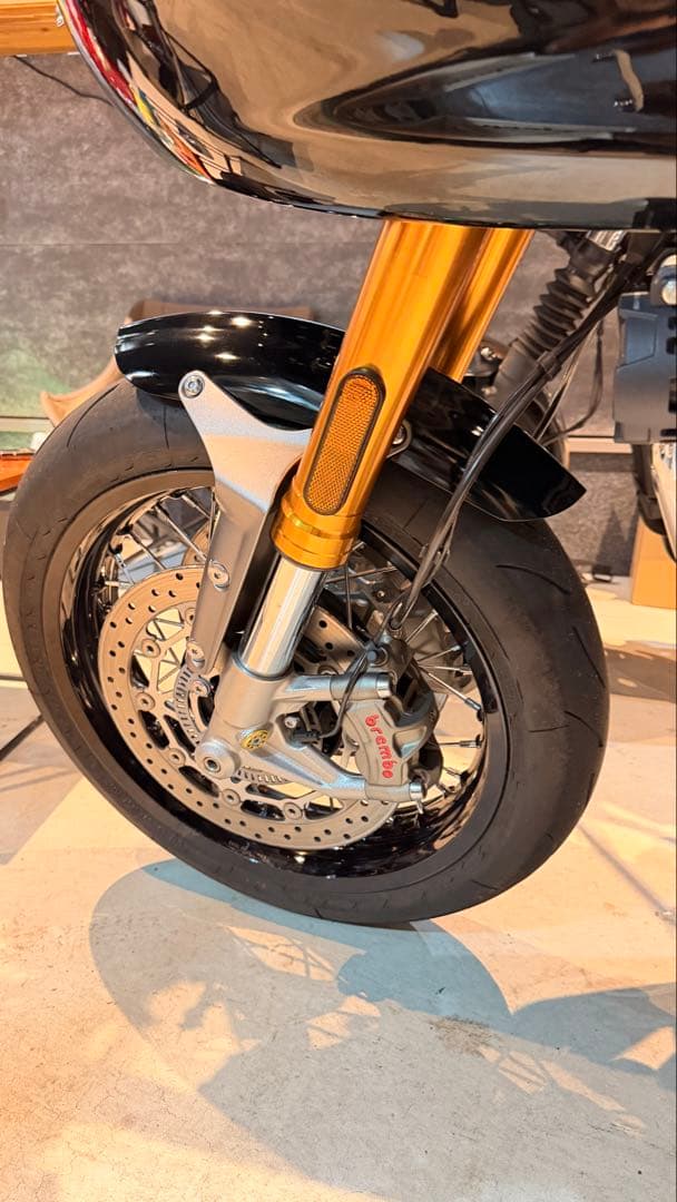 スラクストン1200R フロントフェンダー トライアンフ tamarit