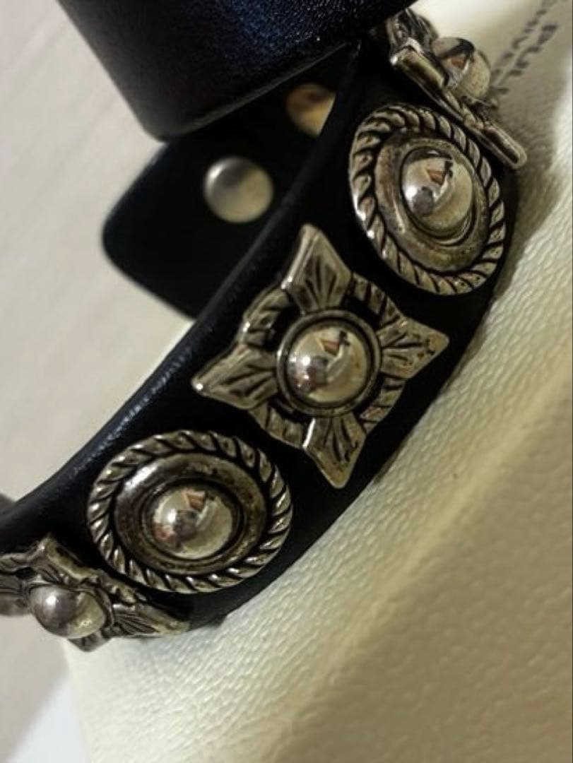 TOGA PULLAレザーバングル