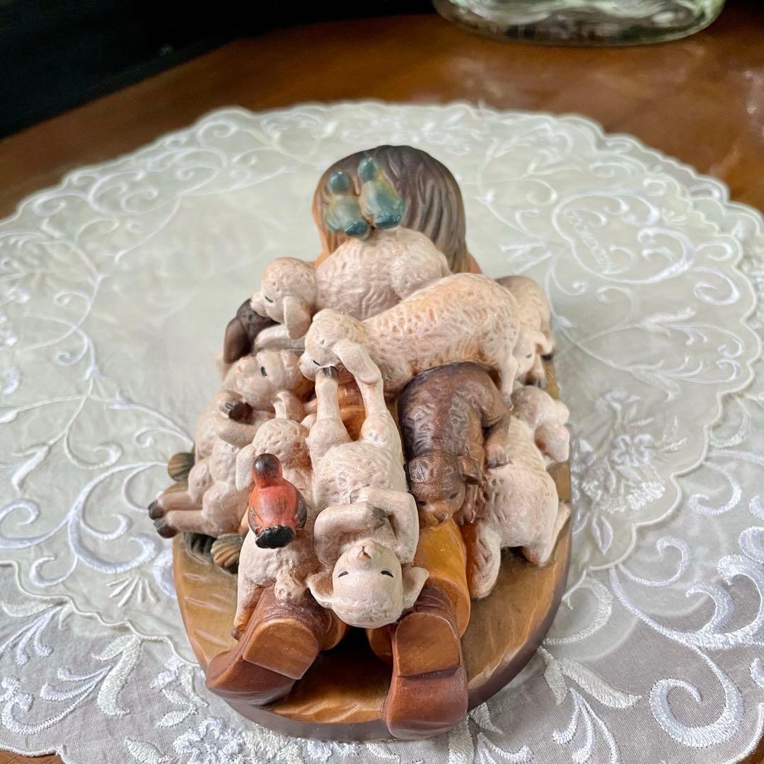 アンリ人形　Shepherd lying with lambs nativity