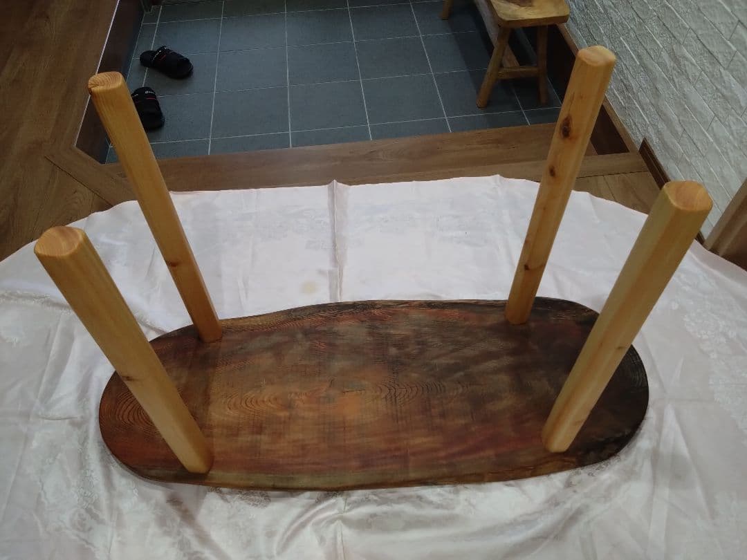 欅一枚板のテーブル㉕　おさら❕ 長寿のケヤキの杢目が綺麗に出ております。