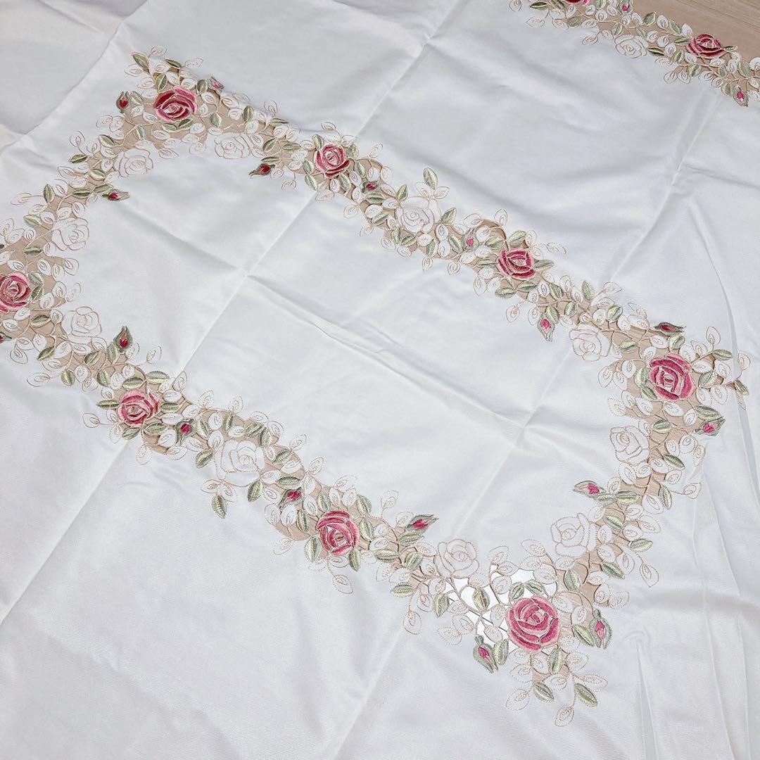花柄刺繍(薔薇)　テーブルクロス 175×130cm 未使用品