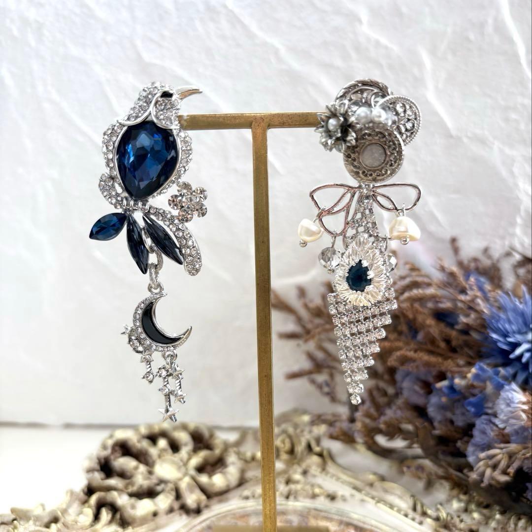 183 ロイヤルブルー✖︎クリアビジューの鳥さんブローチ　ピアスorイヤリング