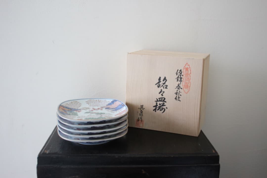 未使用・木箱入　有田焼　其泉造　染錦春秋紋　銘々皿揃　１５cmプレート　５枚