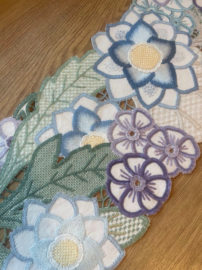 お値引き　戸塚刺繍作品　花柄テーブルセンター　ハンドメイド　130✖️20