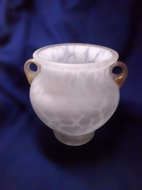 美品　高さ21センチの大きな岩田久利の代表作【雪牡丹】です。 手吹硝子 耳付花瓶