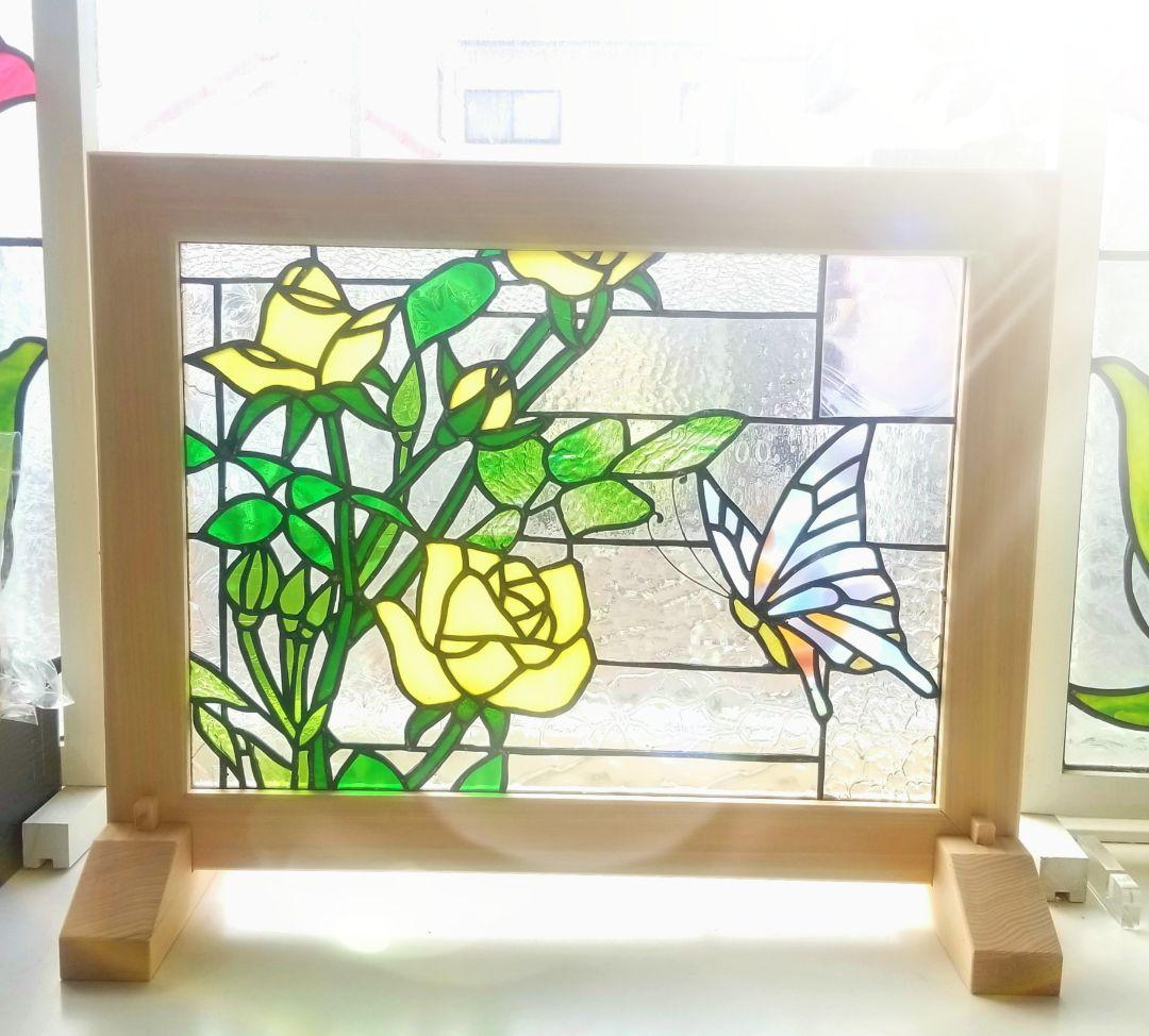 ステンドグラス　黄色い薔薇と蝶のパネル(木枠、スタンド付)