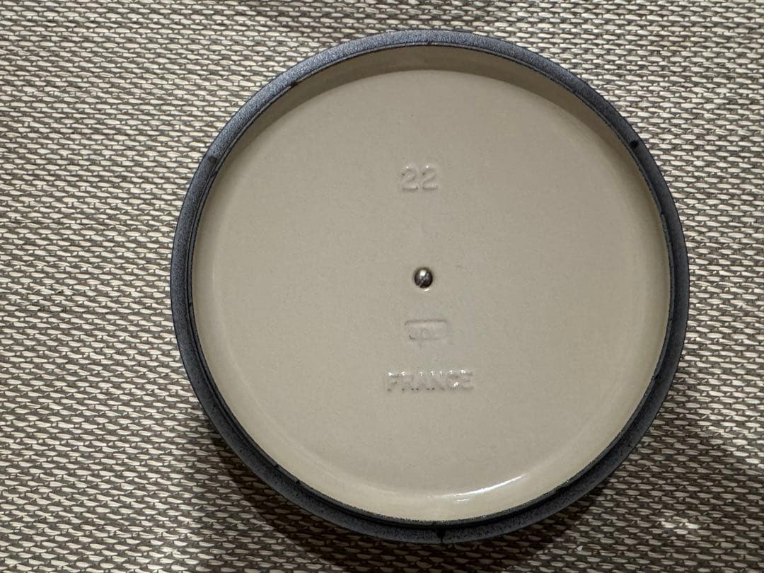 【美品】ル・クルーゼ ココット・ロンド 22cm 色:人気のメレンゲ