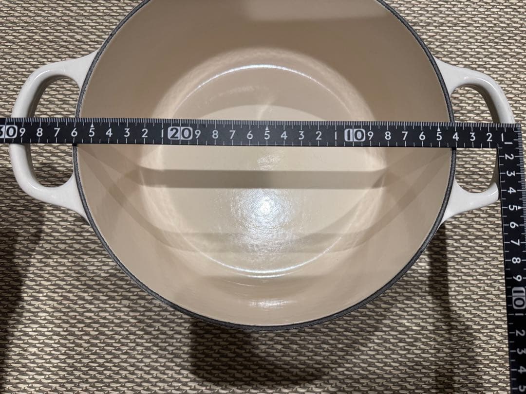 【美品】ル・クルーゼ ココット・ロンド 22cm 色:人気のメレンゲ