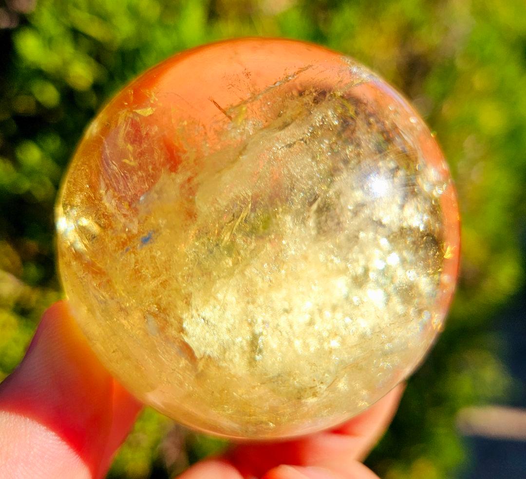 金運アップ‼️虹入りマダガスカル産 天然シトリン丸玉 貫入水晶かも❔
