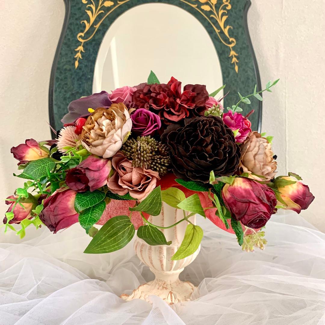 深み色フラワーアレンジメント　ヨーロピアンアレンジ　アンティークインテリア