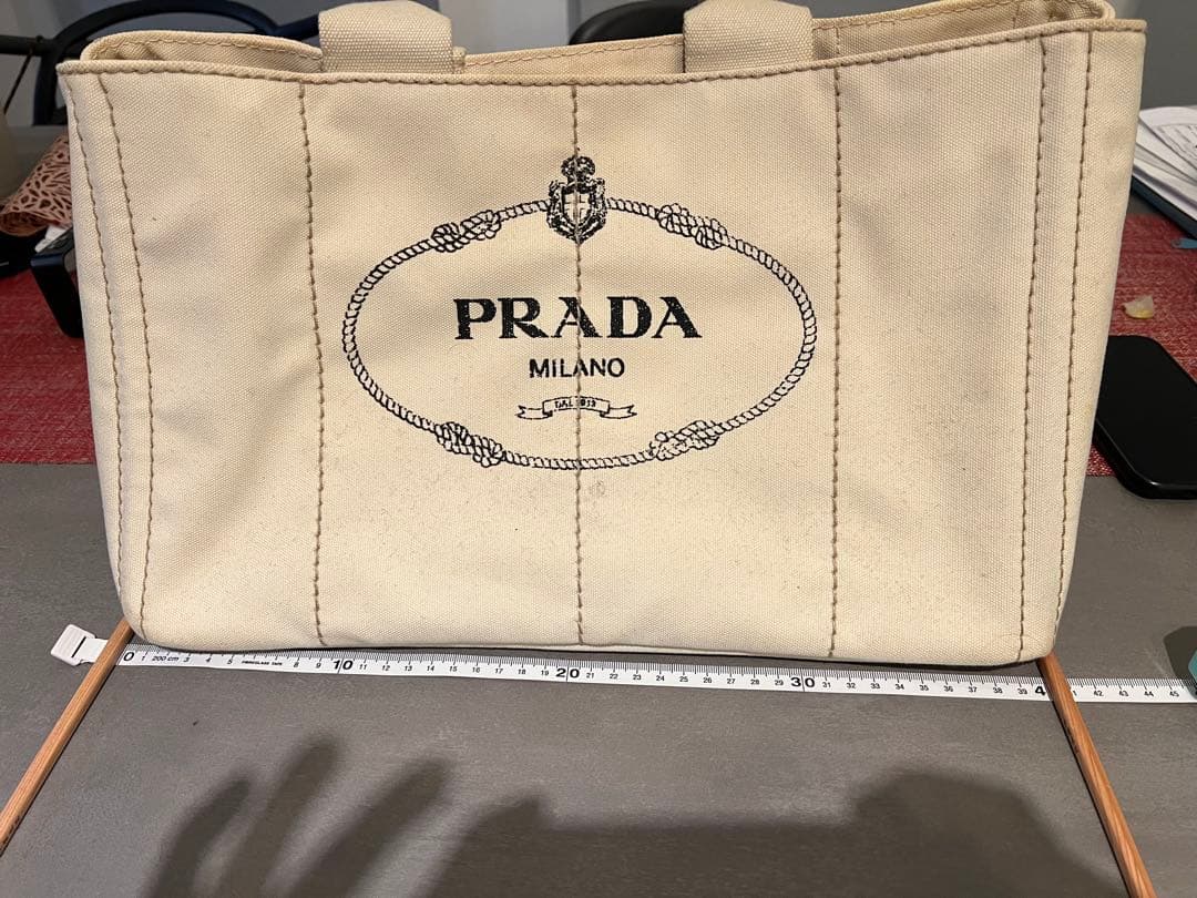 人気 PRADA プラダ　白