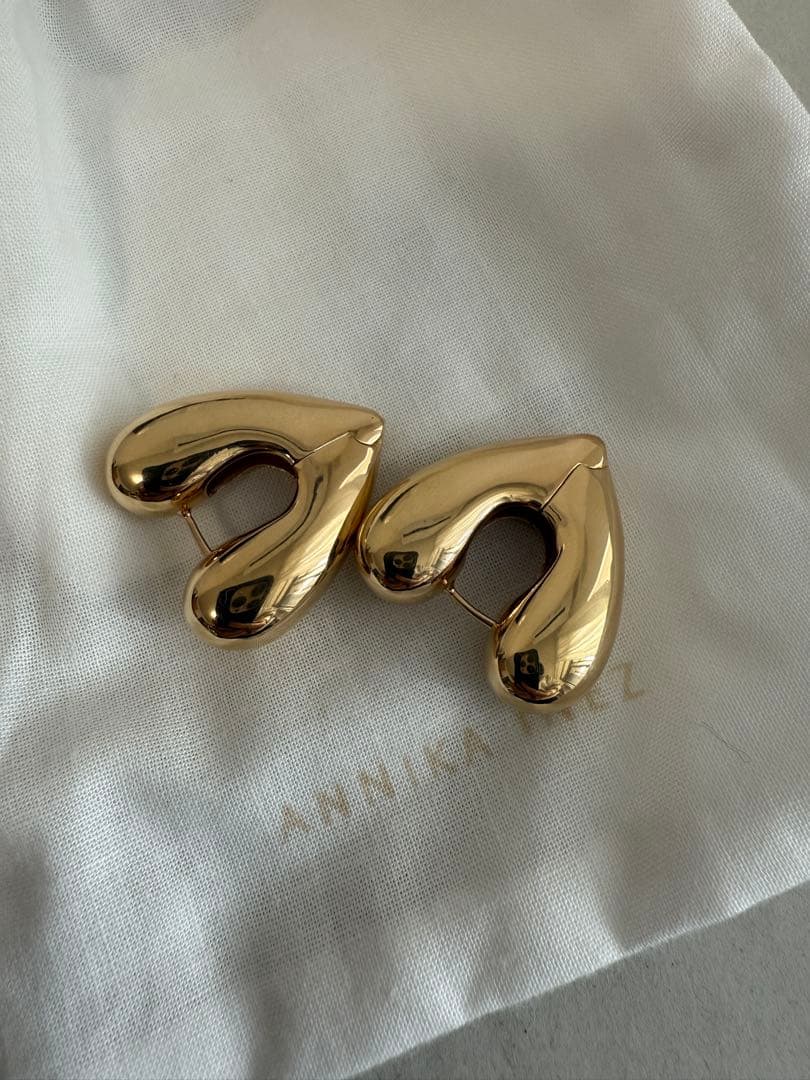 訳ありANNIKA INEZ ゴールドピアス　ハートフープラージ　ゴールド