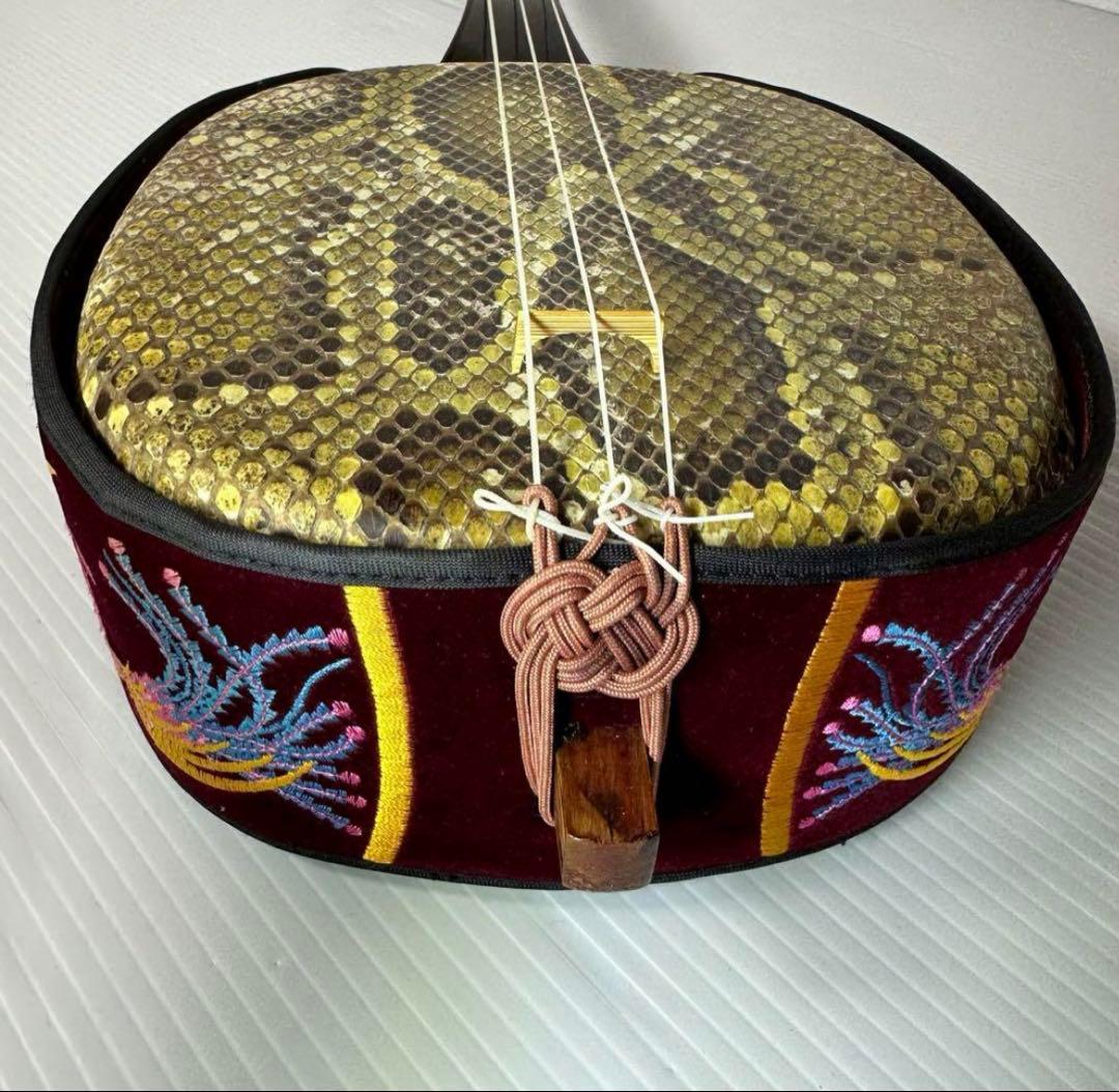 本日限定価格　沖縄三線　黒塗り　天然　蛇皮　ハードケース　和楽器