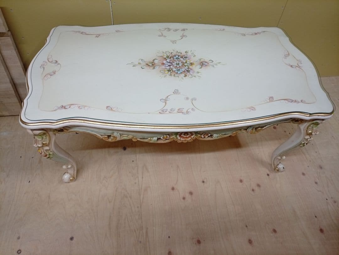 花柄装飾の木製センターテーブル　京都