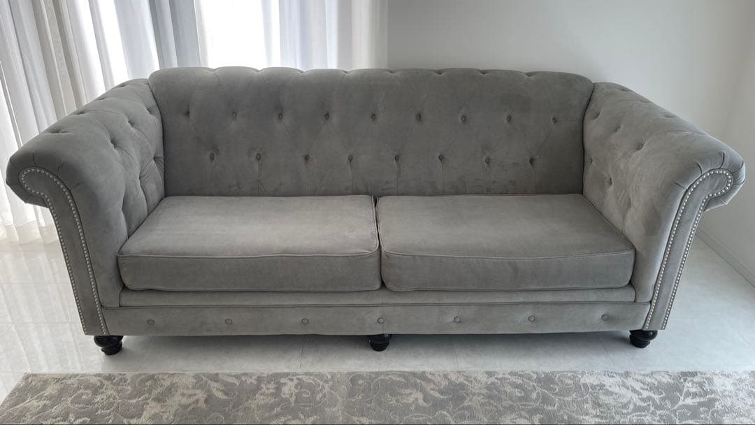 グレー ボタン留め 3人掛けソファ
