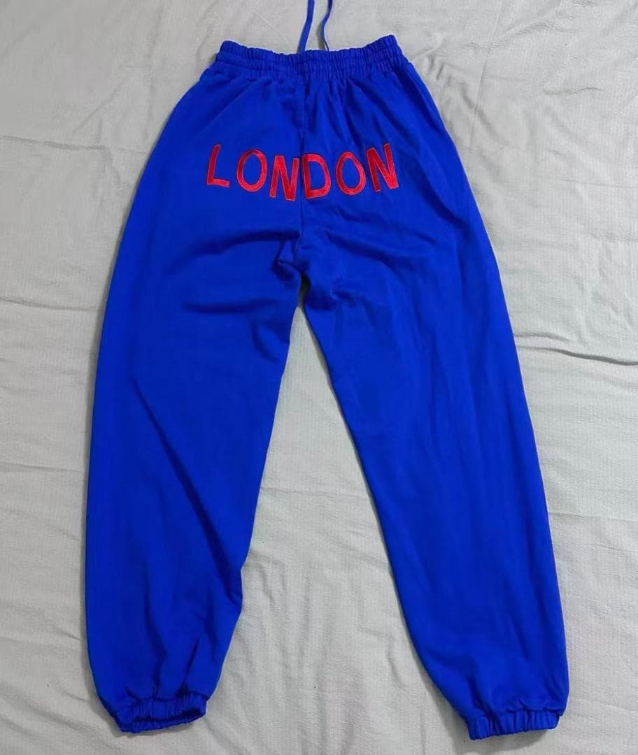 Mowalola 青いラガーパンツ ロゴ入り LONDON 1