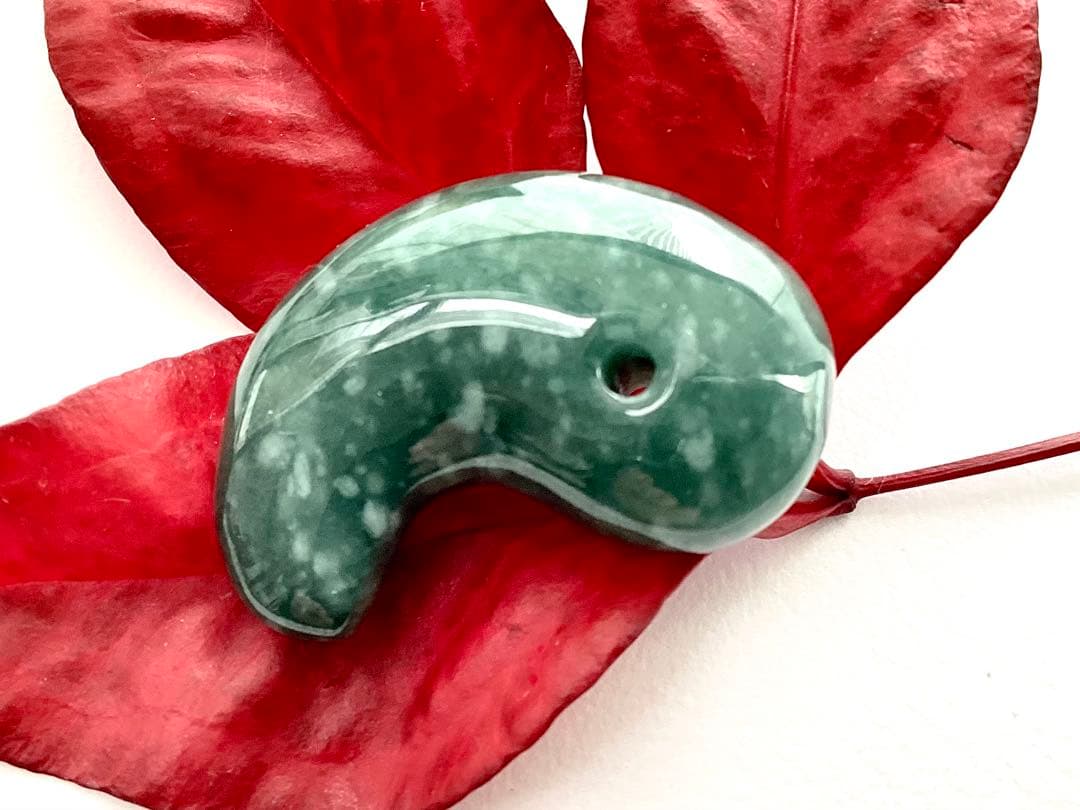 本物の雪にて✳ premium一流の勾玉‼️格上の糸魚川翡翠‼️味身色合い抜群　鑑別