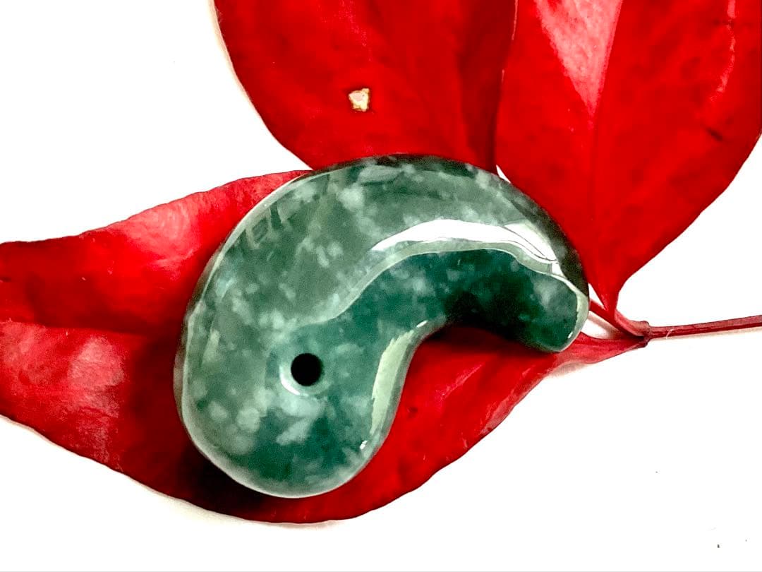 本物の雪にて✳ premium一流の勾玉‼️格上の糸魚川翡翠‼️味身色合い抜群　鑑別