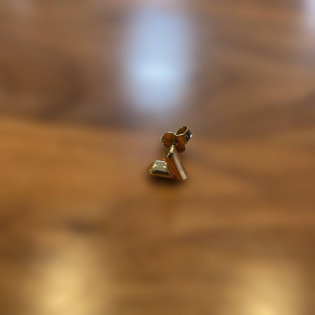 唯　ルイヴィトン　LOUIS VUITTON エセンシャルV 片耳のみ