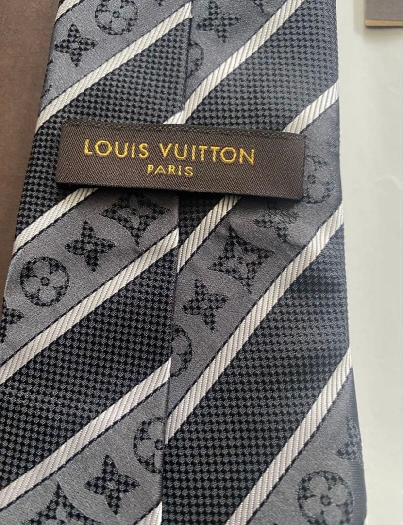 『新品』　LOUIS VUITTONネクタイ　ルイヴィトン　シルク　ストライプ
